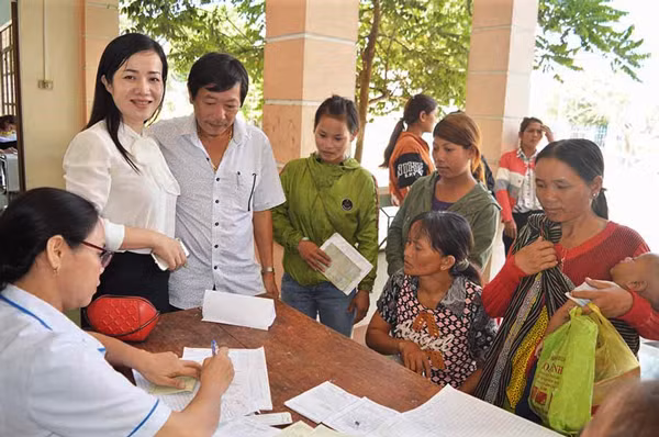 Ông Lê Ngọc Lân-Chi cục trưởng Chi cục Dân số-KHHGĐ kiểm tra dịch vụ chăm sóc SKSS tại huyện Kông Chro. Ảnh: Đ.Y