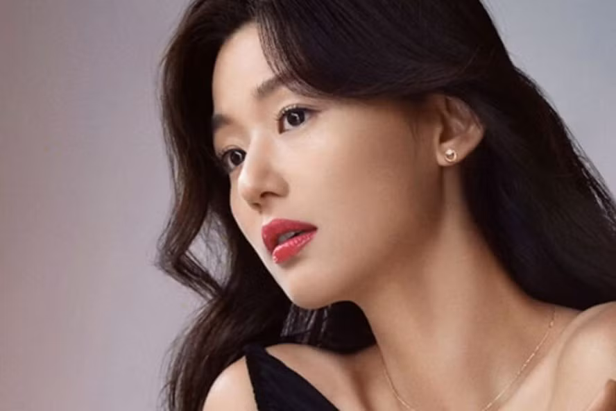 "Mợ chảnh" Jun Ji Hyun là nữ nghệ sĩ đứng đầu với thần thái sang trọng. Ảnh: Mnet.