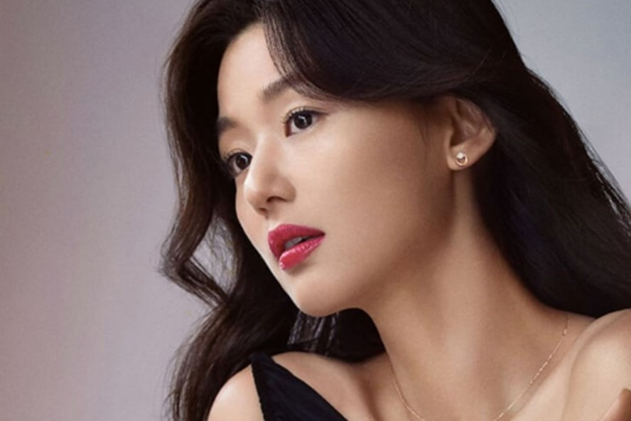 "Mợ chảnh" Jun Ji Hyun là nữ nghệ sĩ đứng đầu với thần thái sang trọng. Ảnh: Mnet.