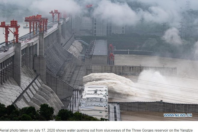 Đập Tam Hiệp xả lũ ngày 17.7 - Ảnh chụp màn hình Tân Hoa xã Đập Tam Hiệp xả lũ ngày 17.7 - Ảnh chụp màn hình Tân Hoa xã