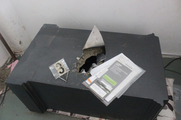 Tuấn Anh cũng thực hiện vụ đột nhập văn phòng công chứng, phá két sắt lấy đi tiền, vàng, USD trị giá 3,7 tỉ đồng - Ảnh: MẠNH TRƯỜNG Tuấn Anh cũng thực hiện vụ đột nhập văn phòng công chứng, phá két sắt lấy đi tiền, vàng, USD trị giá 3,7 tỉ đồng - Ảnh: MẠNH TRƯỜNG