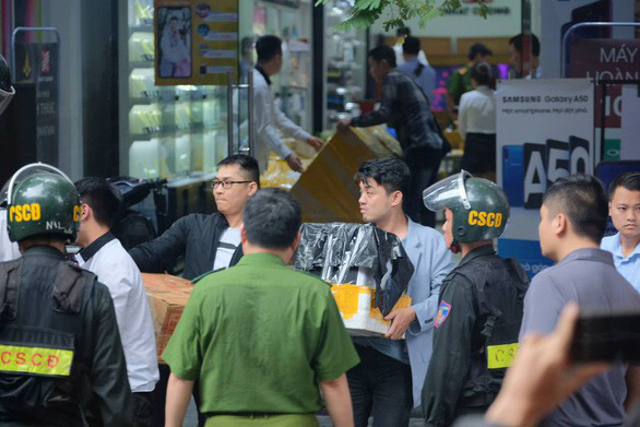  Công an khám xét cửa hàng Nhật Cường trên đường Lý Quốc Sư, Hà Nội tháng 9-2019 - Ảnh: NAM TRẦN