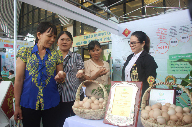 Người dân, khách tham quan sự kiện giới thiệu, quảng bá sản phẩm gà. Ảnh: D.T Người dân, khách tham quan sự kiện giới thiệu, quảng bá sản phẩm gà. Ảnh: D.T