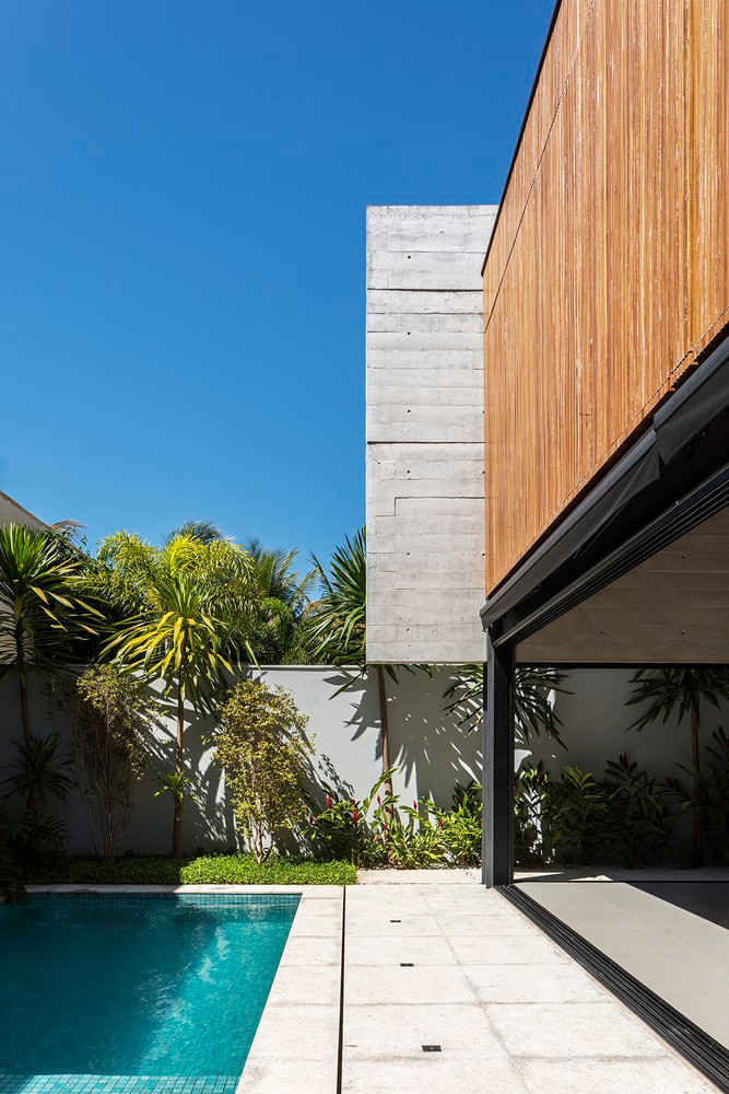 Cây xanh và hồ bơi trở thành tấm lá chắn nhiệt tuyệt vời, đảm bảo không gian bên trong luôn mát mẻ dù không có tường. Cây xanh và hồ bơi trở thành tấm lá chắn nhiệt tuyệt vời, đảm bảo không gian bên trong luôn mát mẻ dù không có tường.