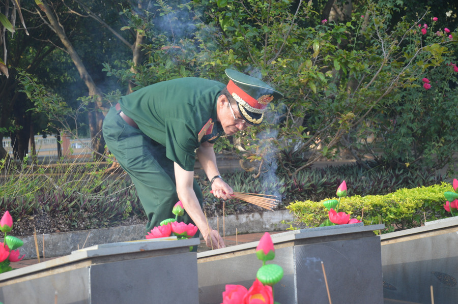 Thiếu tướng Nguyễn Đình Tiến thắp hương tưởng niệm các Anh hùng Liệt sĩ tại Nghĩa trang Liệt sĩ huyện Đức Cơ. Ảnh: Huy Bắc