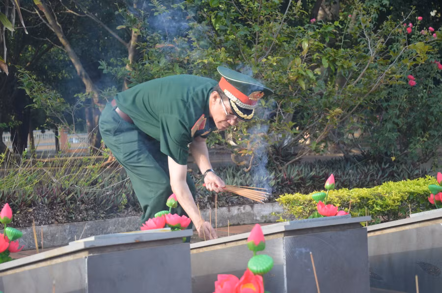 Thiếu tướng Nguyễn Đình Tiến thắp hương tưởng niệm các anh hùng liệt sĩ tại Nghĩa trang Liệt sĩ huyện Đức Cơ. Ảnh: Huy Bắc Thiếu tướng Nguyễn Đình Tiến thắp hương tưởng niệm các Anh hùng Liệt sĩ tại Nghĩa trang Liệt sĩ huyện Đức Cơ. Ảnh: Huy Bắc