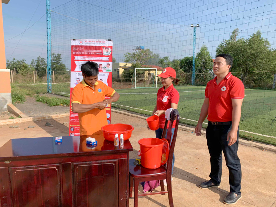 Cán bộ Hội Chữ thập đỏ tỉnh hướng dẫn người dân thực hiện các biện phápvệ sinh cá nhân phòng- chống dịch bệnh. Ảnh: Như Nguyện