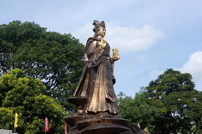 Năm 2012, tượng đài Hoàng thái hậu Ỷ Lan được xác lập kỷ lục Việt Nam