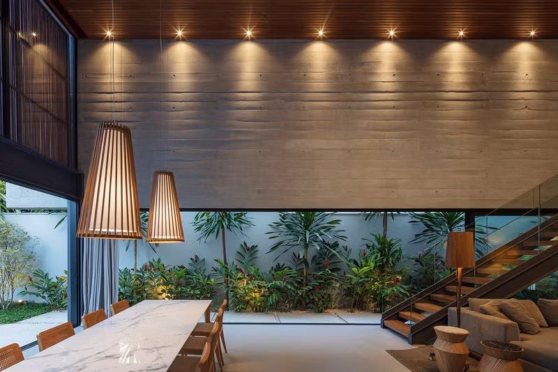 Gỗ đã được sử dụng để tăng thêm sự quyến rũ và ấm cúng, đôi khi nó còn có chức năng cách nhiệt.