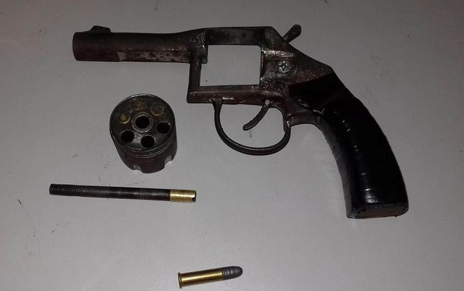  Súng thu giữ trong nhà của Cúc. Ảnh: H.D.