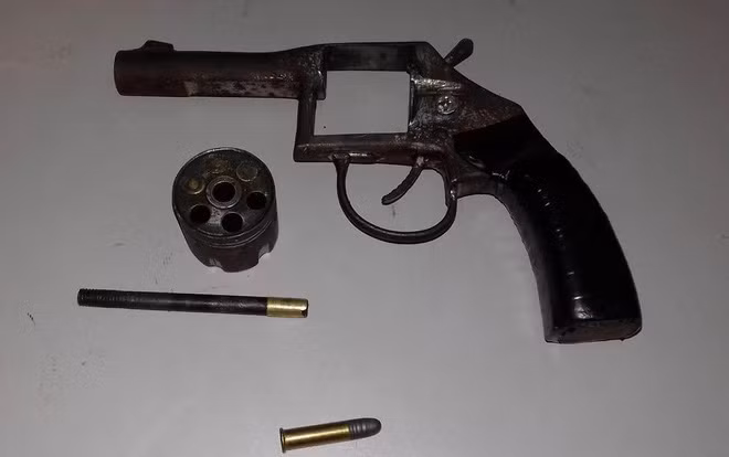  Súng thu giữ trong nhà của Cúc. Ảnh: H.D.