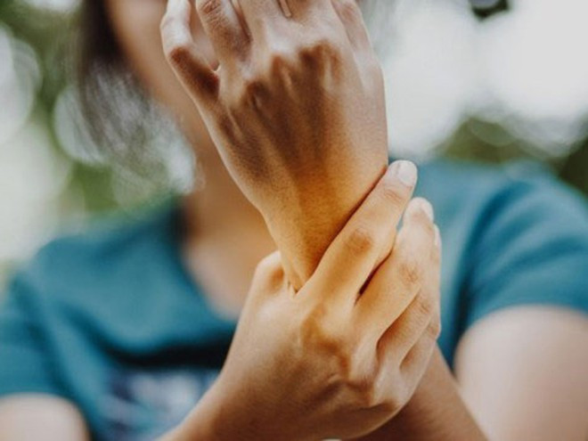 Rượu ớt có thể điều trị viêm khớp rất hiệu quả mà không gây tác dụng phụ. Ảnh minh họa: SHUTTERSTOCK Rượu ớt có thể điều trị viêm khớp rất hiệu quả mà không gây tác dụng phụ. Ảnh minh họa: SHUTTERSTOCK