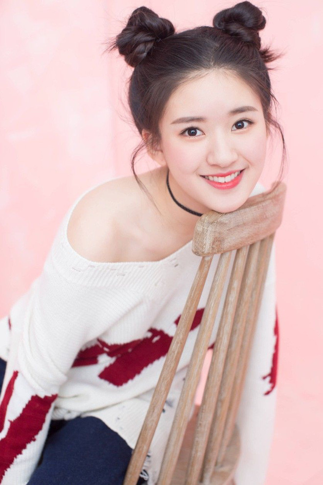 Triệu Lộ Tư sở hữu gương mặt xinh đẹp, đáng yêu, trong sáng. Triệu Lộ Tư sở hữu gương mặt xinh đẹp, đáng yêu, trong sáng.