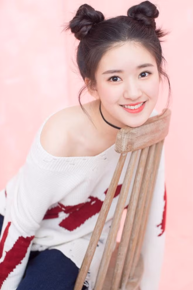 Triệu Lộ Tư sở hữu gương mặt xinh đẹp, đáng yêu, trong sáng.