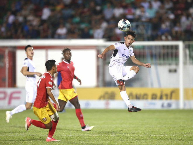 Một pha xử lý bóng kỹ thuật của Hồng Duy. Ảnh: MINH TRẦN