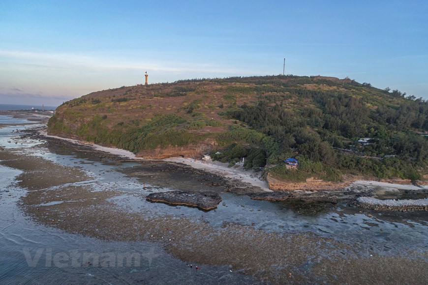 Chùa Hang là một thắng cảnh không thể bỏ qua khi tới Lý Sơn. Địa điểm này cách trung tâm của đảo không xa nhưng đường lên chùa vòng qua eo núi, tạo cảm giác bất ngờ cho du khách khi gặp vẻ đẹp của những thảm cỏ, vạt ngô ven đường, phong cảnh xóm làng, cánh đồng trồng hành tỏi dưới chân núi. Ảnh: Tùng Lâm/Vietnam+ Chùa Hang là một thắng cảnh không thể bỏ qua khi tới Lý Sơn. Địa điểm này cách trung tâm của đảo không xa nhưng đường lên chùa vòng qua eo núi, tạo cảm giác bất ngờ cho du khách khi gặp vẻ đẹp của những thảm cỏ, vạt ngô ven đường, phong cảnh xóm làng, cánh đồng trồng hành tỏi dưới chân núi. Ảnh: Tùng Lâm/Vietnam+