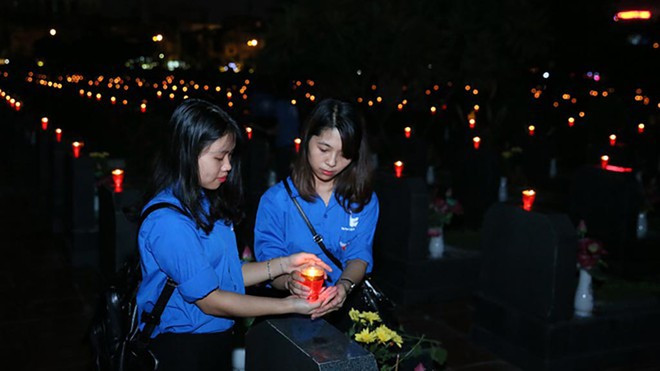 Tuổi trẻ thủ đô thắp nến tri ân các anh hùng liệt sĩ năm 2019 ẢNH NHẬT NAM