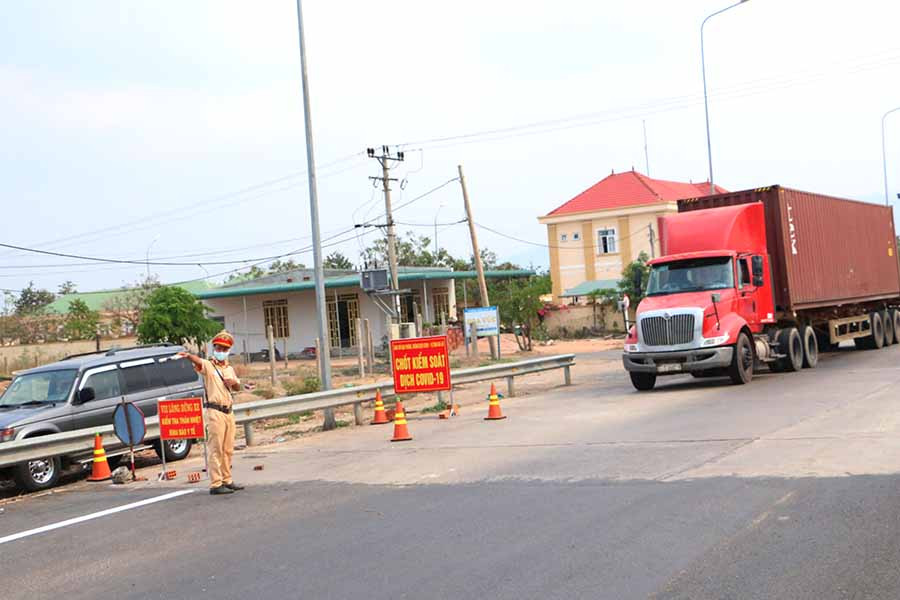 Các chốt thực hiện kiểm soát liên tục 24/24 giờ với nhiệm vụ dừng, kiểm tra công tác phòng dịch bệnh trên các phương tiện giao thông vận tải đường bộ vào địa bàn tỉnh. Ảnh: Quang Tấn Các chốt thực hiện kiểm soát liên tục 24/24 giờ với nhiệm vụ dừng, kiểm tra công tác phòng dịch bệnh trên các phương tiện giao thông vận tải đường bộ vào địa bàn tỉnh. Ảnh: Quang Tấn