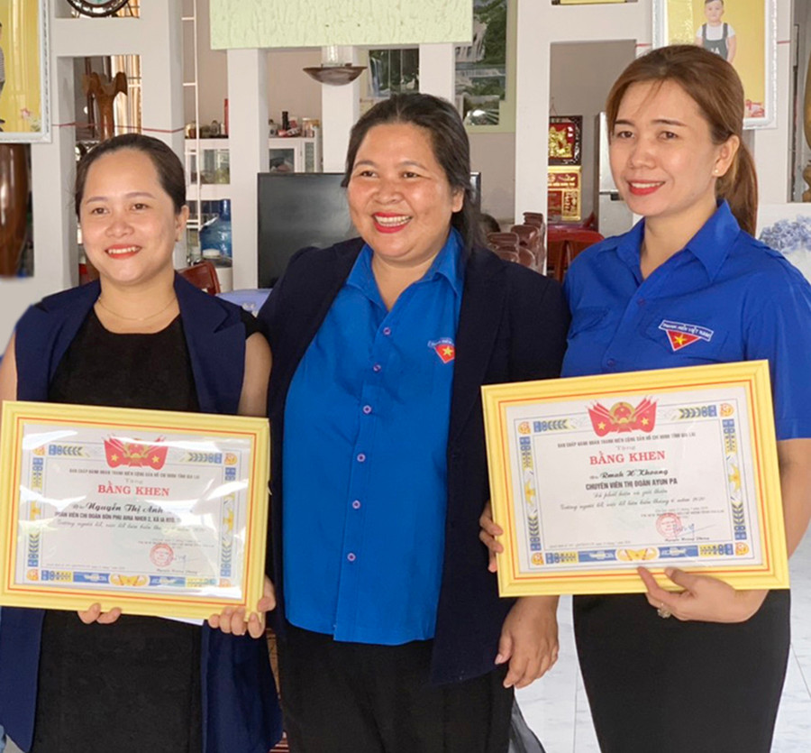 Chị Hà Thị Giang Thảo-Phó Bí thư Tỉnh Đoàn trao bằng khen cho chị Nguyễn Thị Anh Thắm (bìa trái) và chị Rmah H'Khoang-chuyên viên Ban Thường vụ Thị Đoàn Ayun Pa (bìa phải). Ảnh: Vũ Chi Chị Hà Thị Giang Thảo-Phó Bí thư Tỉnh Đoàn trao bằng khen cho chị Nguyễn Thị Anh Thắm (thứ 2 từ trái qua) và chị Rmah H'Khoang-chuyên viên Ban Thường vụ Thị Đoàn (ngoài cùng bên phải). Ảnh: Vũ Chi