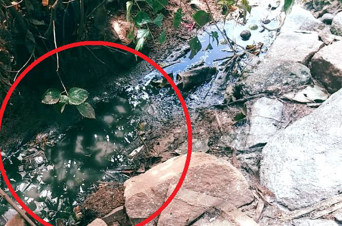 Nước thải sinh hoạt của các hộ dân tại thôn Đa Nung B không được xử lý đúng cách, mất vệ sinh.