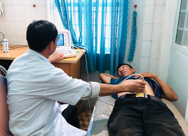 Bác sĩ Trạm Y tế xã Ia Tô khám bệnh cho người dân. Ảnh: Phan Lài Bác sĩ Trạm Y tế xã Ia Tô khám bệnh cho người dân. Ảnh: P.L