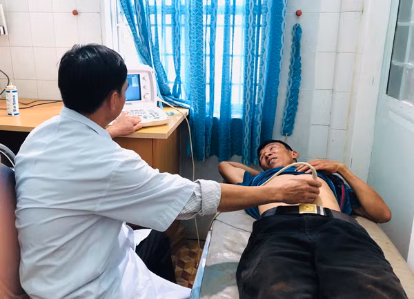 Bác sĩ Trạm Y tế xã Ia Tô khám bệnh cho người dân. Ảnh: P.L