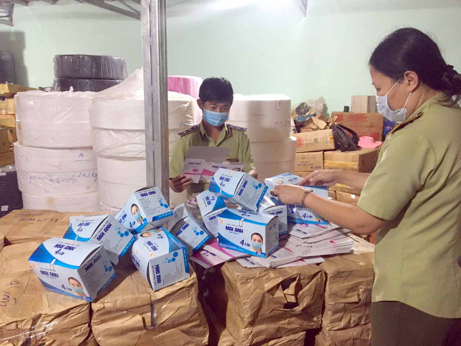 Lực lượng Quản lý Thị trường đã tạm giữ toàn bộ số khẩu trang đang sản xuất và hộp đựng khẩu trang để xác minh, làm rõ. Ảnh: Quang Tấn Lực lượng chức năng đã tạm giữ toàn bộ số khẩu trang đang sản xuất và hộp đựng khẩu trang để xác minh, làm rõ. Ảnh: Quang Tấn