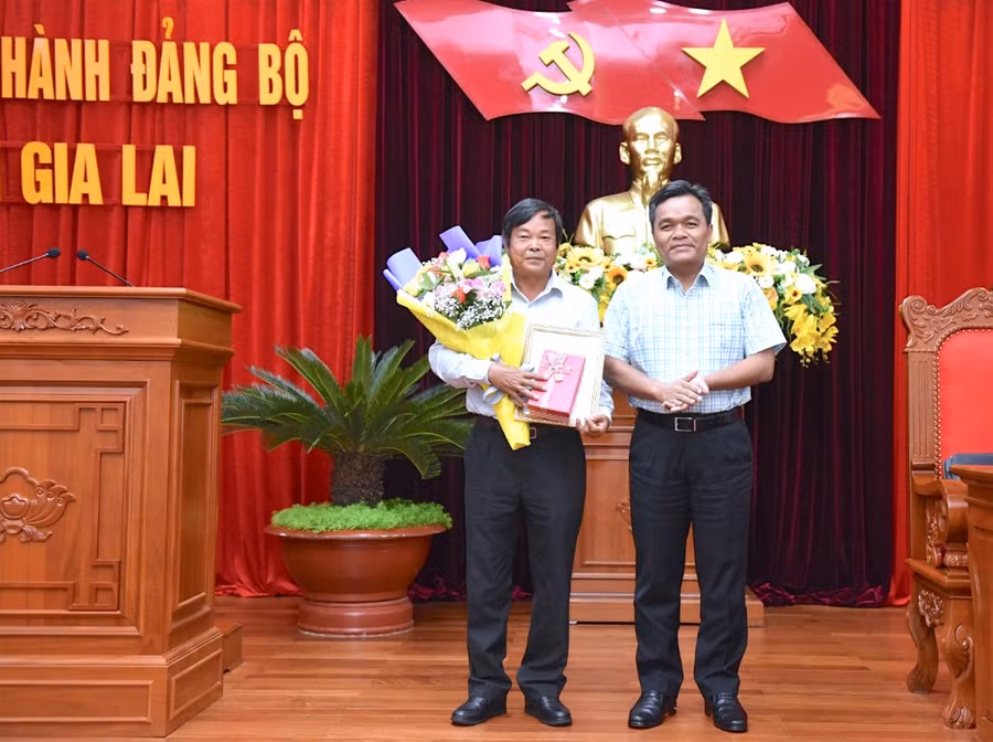 Bí thư Tỉnh ủy Hồ Văn Niên (phải) tặng hoa và quà lưu niệm cho đồng chí Nguyễn Duy Khánh. Ảnh: Đ.T