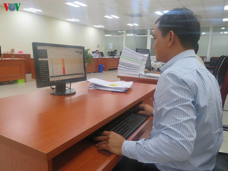 Nhân viên điện lực theo dõi các biến động về sản lượng điện của khách hàng qua hệ thống RF-Spider.