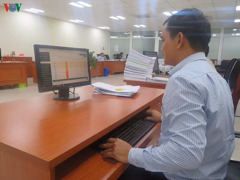 Nhân viên điện lực theo dõi các biến động về sản lượng điện của khách hàng qua hệ thống RF-Spider.