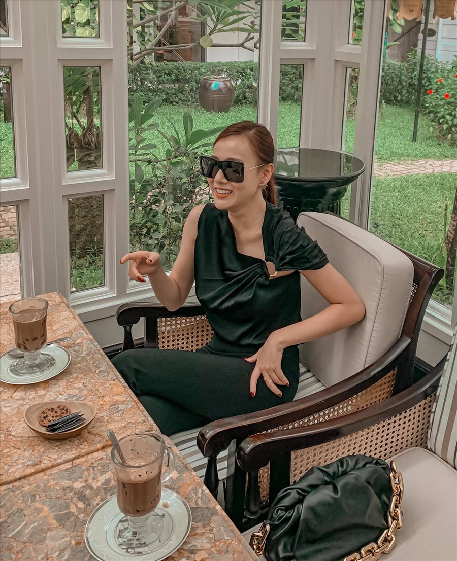 Phương Oanh sinh năm 1989, khởi điểm với nghề người mẫu, sau đó bén duyên sang nghiệp diễn và hái được nhiều 