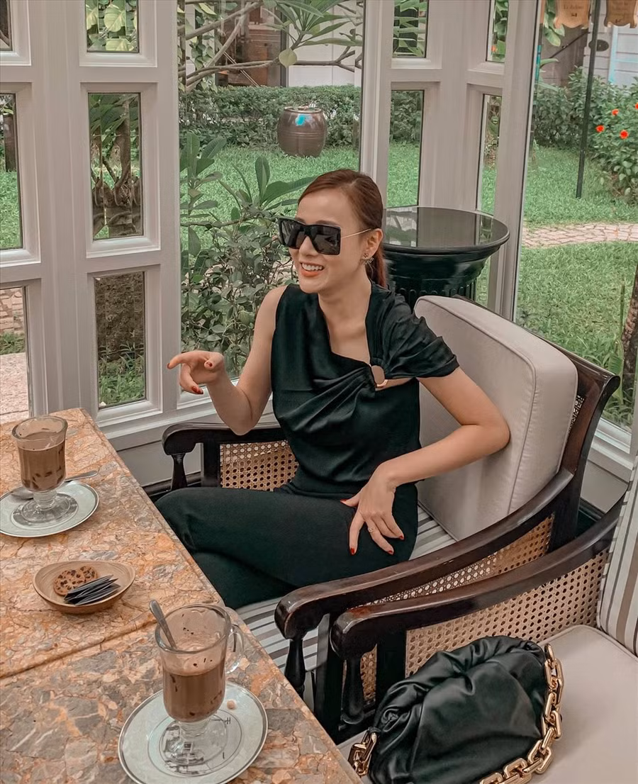 Phương Oanh sinh năm 1989, khởi điểm với nghề người mẫu, sau đó bén duyên sang nghiệp diễn và hái được nhiều 