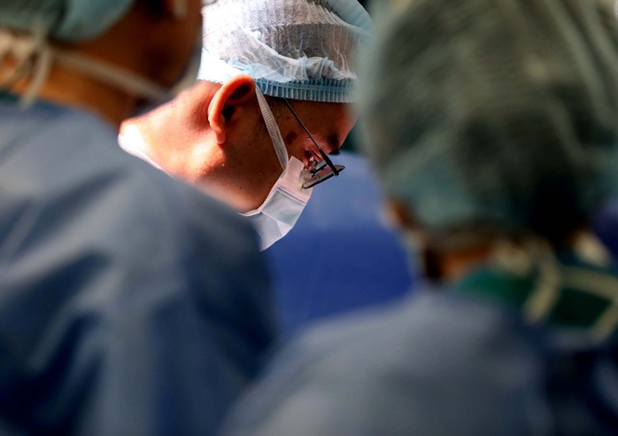 Ca phẫu thuật tách rời cặp song sinh dính nhau vùng bụng chậu kéo dài hơn 12 giờ, đây được đánh giá là một trong những ca tách song sinh khó và phức tạp bậc nhất Việt Nam. Ca phẫu thuật huy động gần 100 y bác sĩ, nhân viên y tế, họ là những bác sĩ chuyên khoa hàng đầu cả nước ẢNH: NGỌC DƯƠNG