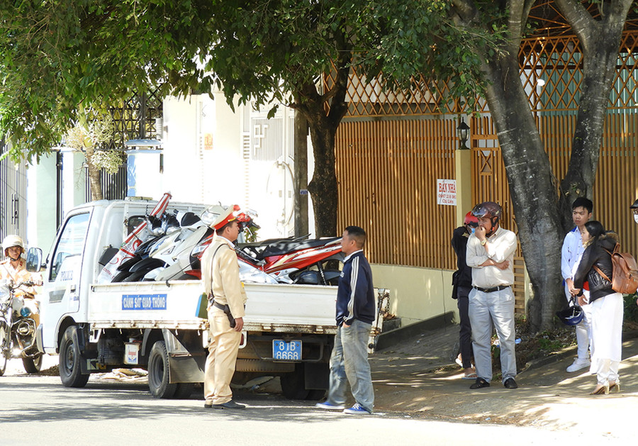 Cảnh sát giao thông xử lý các trường hợp vi phạm trật tự an toàn giao thông. Ảnh: Thanh Nhật