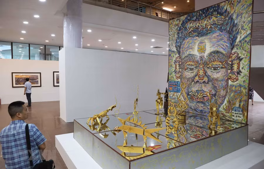 Tác phẩm trưng bày tại triển lãm. (Ảnh: Thanh Tùng/TTXVN) Tác phẩm trưng bày tại triển lãm. (Ảnh: Thanh Tùng/TTXVN)