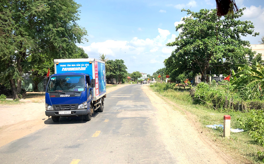 Quốc lộ 25 đoạn nối từ thị xã Ayun Pa đến thị trấn Phú Thiện hiện đã xuống cấp, năng lực vận tải không đáp ứng tốt nhu cầu. Ảnh: Lê Hòa