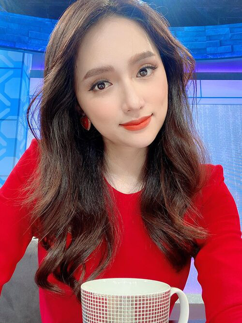 Hương Giang tranh thủ chụp lại nhan sắc xinh đẹp trong hậu trường.