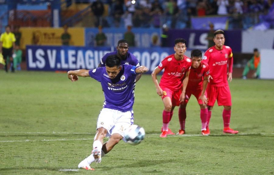 Pha sút penalty lên trời của thủ quân Văn Quyết ở phút 58 đã bỏ lỡ cơ hội gỡ hòa của Hà Nội FC. (Ảnh: Thành Đạt/TTXVN)