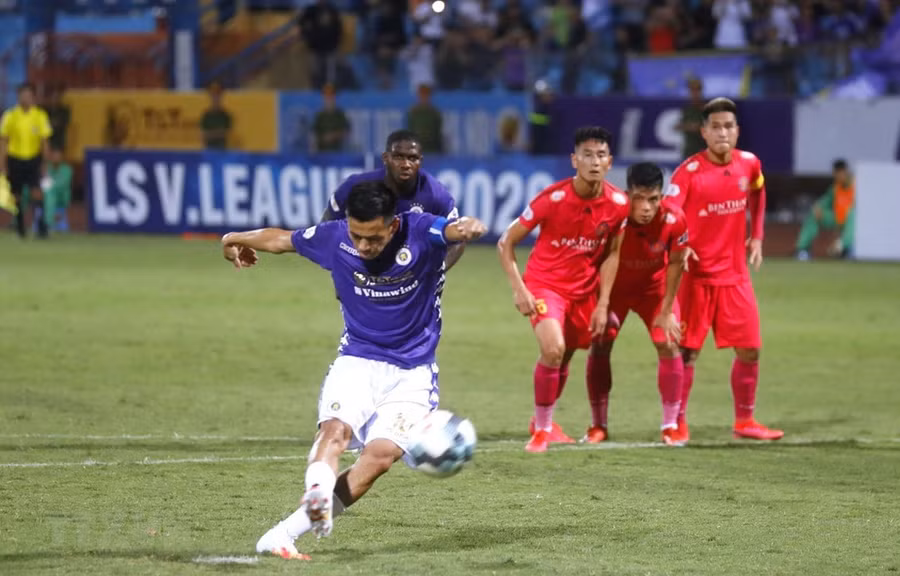 Pha sút penalty lên trời của thủ quân Văn Quyết ở phút 58 đã bỏ lỡ cơ hội gỡ hòa của Hà Nội FC. (Ảnh: Thành Đạt/TTXVN)
