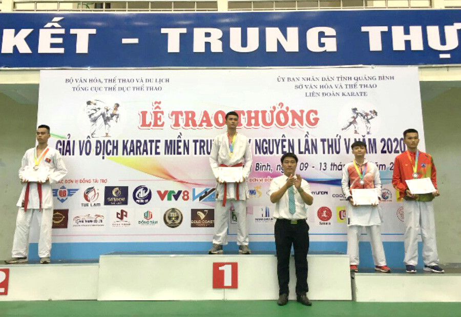 VĐV Nguyễn Văn Trường của đoàn Gia Lai trên bục nhận HCV hạng cân dưới 55 kg nam. Ảnh: Phan Hường