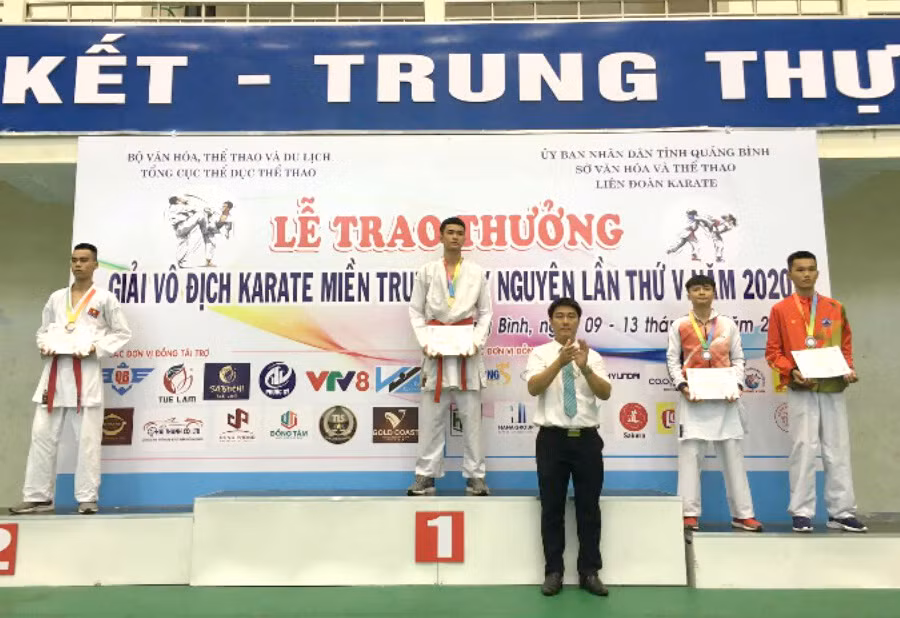 VĐV Nguyễn Văn Trường của đoàn Gia Lai trên bục nhận HCV hạng dưới 55 kg nam. Ảnh: Phan Hường VĐV Nguyễn Văn Trường của đoàn Gia Lai trên bục nhận HCV hạng cân dưới 55 kg nam. Ảnh: Phan Hường