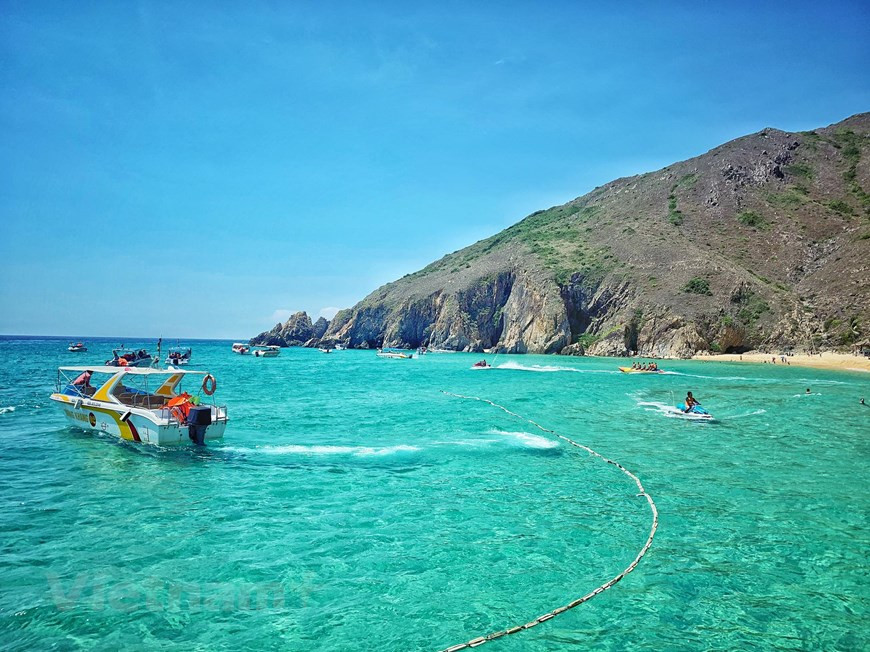 Ngoài các hoạt động tắm, lặn du khách có thể chơi môtô nước, dù kéo, cắm lều trại, thuê chòi thư giãn bên bờ biển, hoặc nghỉ tại khách sạn ngay trong khu du lịch. (Ảnh: Xuân Mai/Vietnam+) Ngoài các hoạt động tắm, lặn du khách có thể chơi môtô nước, dù kéo, cắm lều trại, thuê chòi thư giãn bên bờ biển, hoặc nghỉ tại khách sạn ngay trong khu du lịch. (Ảnh: Xuân Mai/Vietnam+)