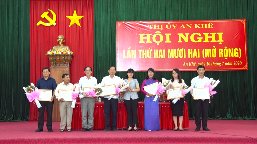 BCH Đảng bộ thị xã An Khê đã tặng giấy khen cho các tổ chức cơ sở Đảng đạt tiêu chuẩn “trong sạch, vững mạnh” tiêu biểu năm 2019 và cá nhân đảng viên đạt tiêu chuẩn “Hoàn thành xuất sắc nhiệm vụ” 5 năm liền (2015 -2019). Ảnh: Thế Huynh