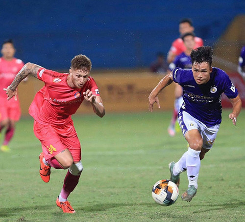 Việt Anh (phải) còn rất non nớt nhưng vẫn phải vào sân vì Hà Nội FC thiếu người