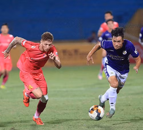 Việt Anh (phải) còn rất non nớt nhưng vẫn phải vào sân vì Hà Nội FC thiếu người