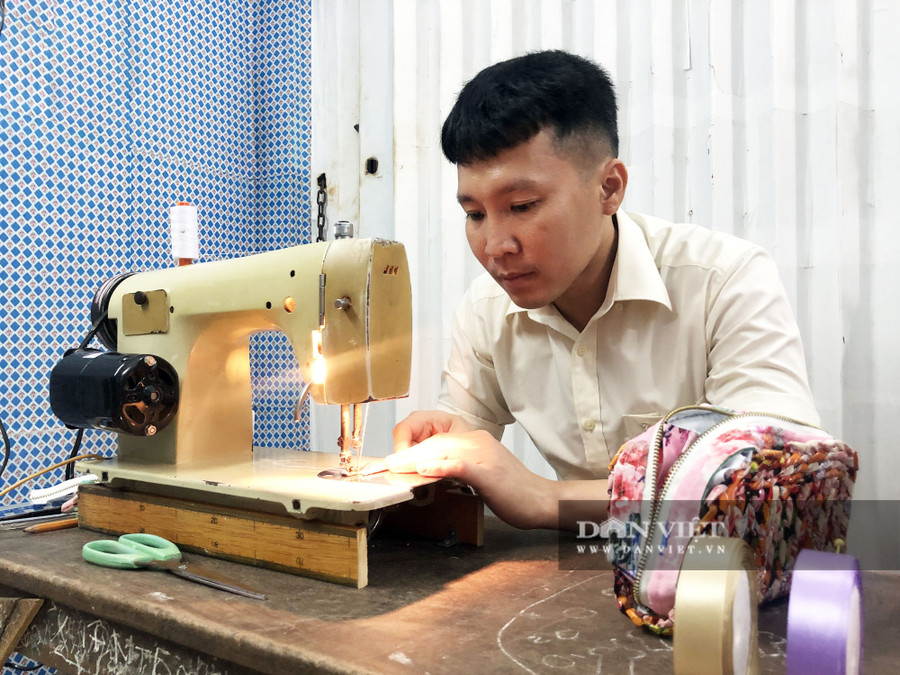 Để tạo ra được những chiếc túi xách bằng vỏ mì gói, thầy giáo Toàn phải bỏ ra nhiều công sức và đa số công đoạn được làm thủ công. Ảnh: M.A.