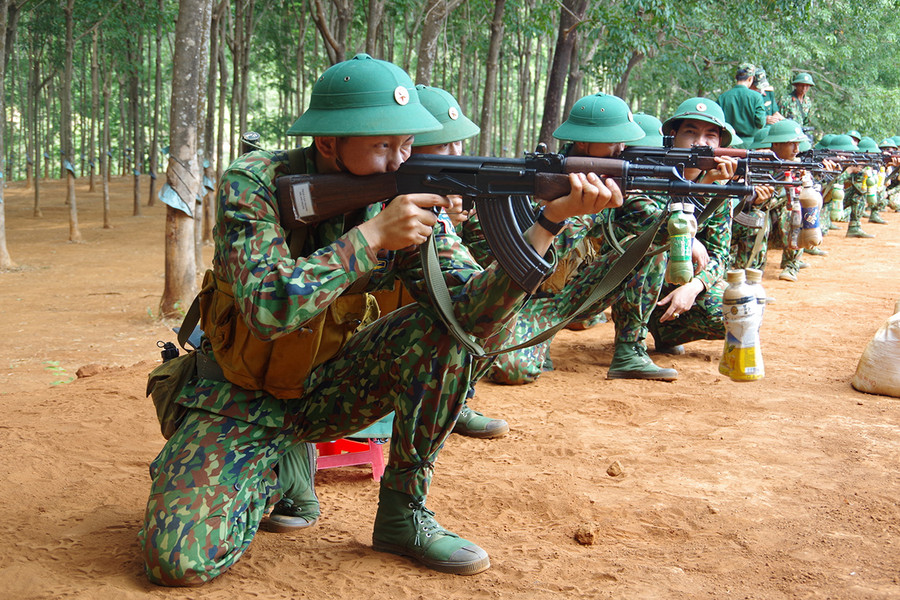 Chiến sĩ mới của Tiểu đoàn 50 huấn luyện nội dung bắn súng tiểu liên AK. Ảnh: Anh Huy Chiến sĩ mới của Tiểu đoàn 50 huấn luyện nội dung bắn súng tiểu liên AK. Ảnh: Anh Huy