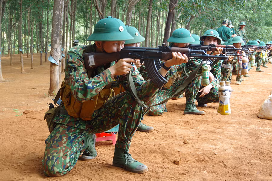 Chiến sĩ mới của Tiểu đoàn 50 huấn luyện nội dung bắn súng tiểu liên AK. Ảnh: Anh Huy
