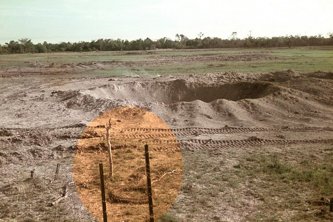 Hố bom trước khi chôn 42 bộ đội VN nằm tại bãi đất trống ẢNH: BRIAN CLEAVER CUNG CẤP