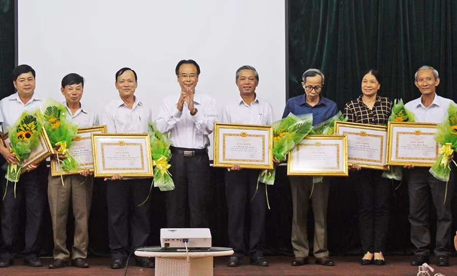 Đồng chí Lê Phan Lương-Ủy viên Ban Thường vụ Tỉnh ủy, Trưởng ban Tuyên giáo Tỉnh ủy tặng giấy khen các cá nhân có nhiều đóng góp cho ngành Tuyên giáo tỉnh. Ảnh: PHAN LÀI